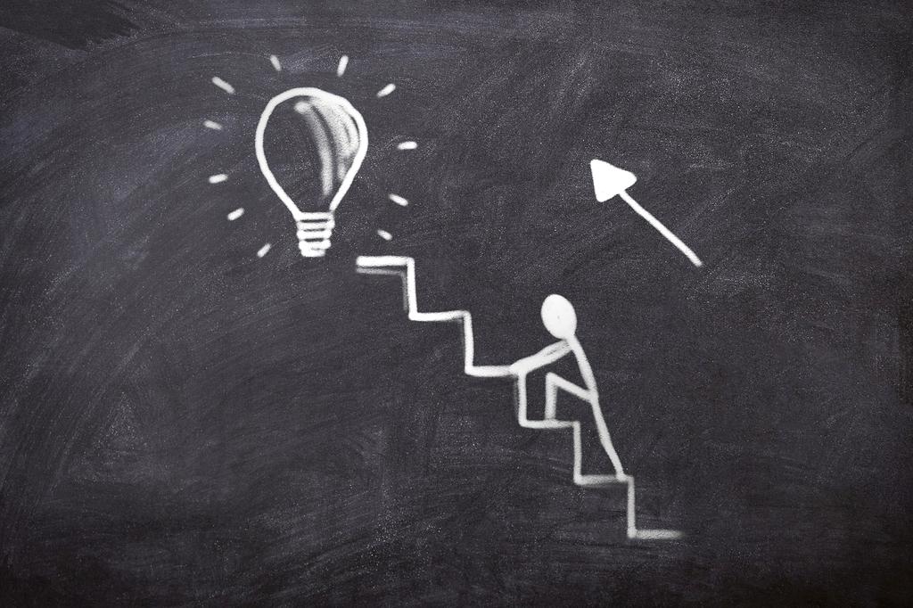 Infographic about saving strategies with coins and piggy bank